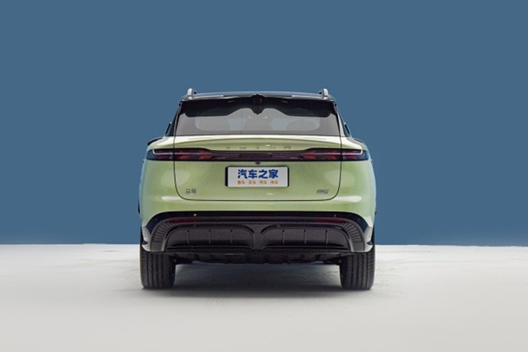 Ngoài ra còn có một phiên bản pin khác, được trang bị bộ pin lithium ba cấp do CATL cung cấp. Dung lượng pin lần lượt là 78,7 kWh và 108,7 kWh. Phạm vi di chuyển lần lượt của xe Voyah Zhiyin là 650 km và 901 km. Ngoài ra, mẫu xe mới cũng sẽ được trang bị công nghệ tăng áp 5C, có thể sạc lại quãng đường lên tới 515 km trong 15 phút.