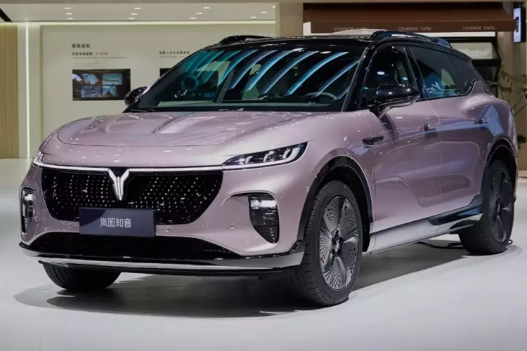 Mới đây, mẫu SUV Voyah Zhiyin 2024 điện (hay Voyah Courage tại thị trường quốc tế) của Dongfeng Voyah đã chính thức có giá bán, sau 2 tháng ra mắt chính thức. Xe cung cấp bốn phiên bản, mức giá xe Voyah Zhiyin 2024 dao động từ 179.900 nhân dân tệ đến 236.900 nhân dân tệ (25.500 – 33.500 USD), tương đương 593 triệu đến 781 triệu đồng.