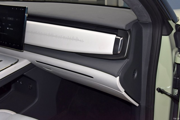 Nội thất có màn hình OLED kích thước 15,05 inch độ phân giải 2,5K có thể trượt theo chiều ngang, chạy bằng chip Qualcomm Snapdragon 8295, cũng như bảng điều khiển 6 inch, AR-HUD 29 inch và vô lăng đáy phẳng. Có một chiếc bàn nhỏ phía trên hộp đựng găng tay có thể trượt ra theo chiều dọc.