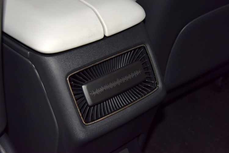 hưa hết xe còn có cửa sổ trời toàn cảnh 0,63 m2 , đèn viền nội thất 128 màu, 18 loa, ghế lái chỉnh điện 12 hướng và ghế phụ lái chỉnh điện 8 hướng. Về sức mạnh, Voyah Zhiyin được trang bị động cơ điện thuần Lanhai thế hệ mới nhất và được trang bị hệ thống truyền động điện 800V.