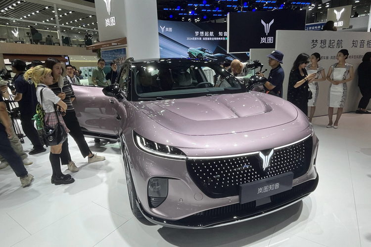 Trong số đó, có 1 phiên bản được giới hạn ở 3.000 chiếc với mức giá 593 triệu đồng. Voyah Zhiyin hay Voyah Courage được chế tạo dựa trên kiến trúc điện thông minh ESSA (Electric Smart Secure Architecture), có kích thước bao gồm chiều dài, chiều rộng và chiều cao lần lượt là 4725/1900/1636 mm và chiều dài cơ sở là 2900 mm.