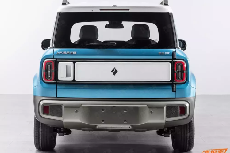 Xe có ba cửa, chiều dài thân xe 3381 mm, động cơ điện tử công suất 50 mã lực và pin LFP 28,1 kWh cho phạm vi hoạt động 303 km. Năm 2023, doanh số tích lũy của Baojun Yep đạt 14.683 chiếc. Đây không phải là một con số ấn tượng vì mức giá khởi điểm thấp nhất đã là 83.800 nhân dân tệ (11.785 USD).'