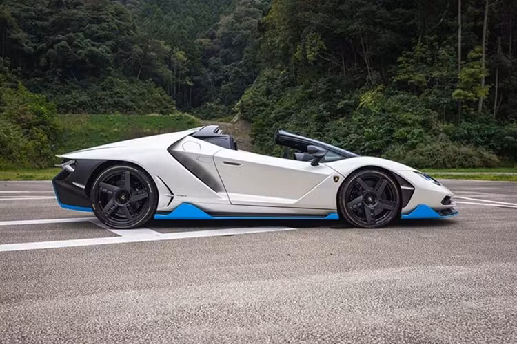 Trong trường hợp của Centenario, nó dựa trên Aventador và được ra mắt để kỷ niệm 100 năm ngày sinh nhật ông Ferruccio Lamborghini. Chỉ có 20 chiếc Coupe và 20 chiếc Roadster được chế tạo.