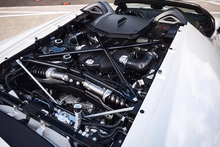 Khi mới ra mắt, giá xe Lamborghini Centenario Roadster khởi điểm tại Mỹ vào khoảng 2 triệu đô la, nhưng trong những năm sau khi ra mắt, giá chào bán của những chiếc xe đã qua sử dụng đều tăng đáng kể, đỉnh điểm là một chiếc Centenario Roadster màu đỏ được niêm yết với giá 5,5 triệu đô la.