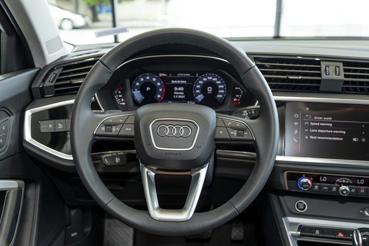 Ngoài ra, xe còn được trang bị hệ thống chiếu sáng gồm đèn pha LED Matrix với đèn xi nhan năng động, đèn LED sau, và hệ thông rửa đèn tự động. Hệ thống âm thanh 3D SONOS gồm 15 loa hiệu suất cao bao gồm loa trung tâm và loa siêu trầm, bộ khuếch đại 16 kênh với tổng công suất 68 watt. Điều hòa tự động 3 vùng...