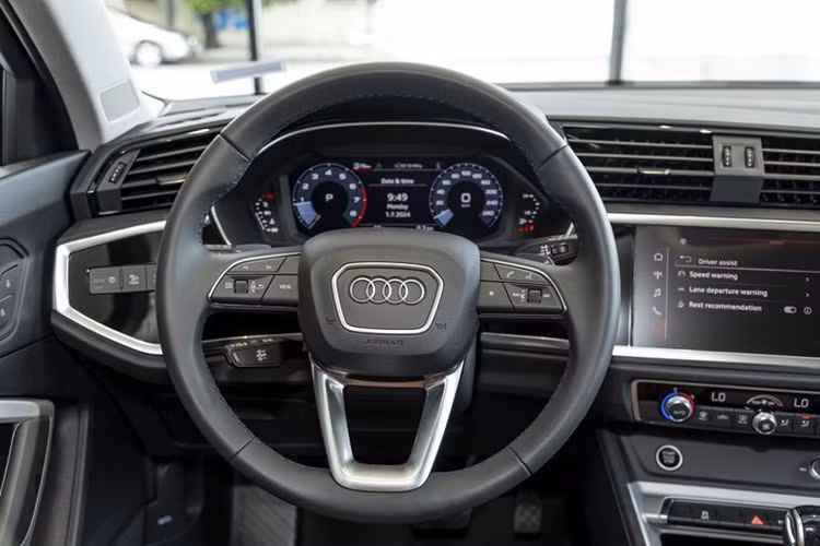 Ngoài ra, xe còn được trang bị hệ thống chiếu sáng gồm đèn pha LED Matrix với đèn xi nhan năng động, đèn LED sau, và hệ thông rửa đèn tự động. Hệ thống âm thanh 3D SONOS gồm 15 loa hiệu suất cao bao gồm loa trung tâm và loa siêu trầm, bộ khuếch đại 16 kênh với tổng công suất 68 watt. Điều hòa tự động 3 vùng...