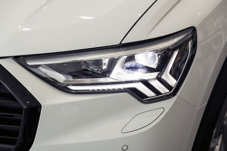 Q3 thế hệ mới vượt trên mọi đối thủ cạnh tranh cùng phân khúc về không gian hàng ghế trước và sau cũng như khu để chân ở hàng ghế trước. Audi Q3 35 TFSI sử dụng động cơ xăng 1.4 công suất 150 mã lực kết hợp hộp số 7 cấp S tronic chuyển số cực nhanh cùng hệ dẫn động cầu trước.