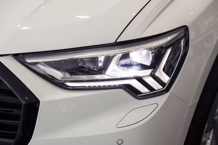 Q3 thế hệ mới vượt trên mọi đối thủ cạnh tranh cùng phân khúc về không gian hàng ghế trước và sau cũng như khu để chân ở hàng ghế trước. Audi Q3 35 TFSI sử dụng động cơ xăng 1.4 công suất 150 mã lực kết hợp hộp số 7 cấp S tronic chuyển số cực nhanh cùng hệ dẫn động cầu trước.