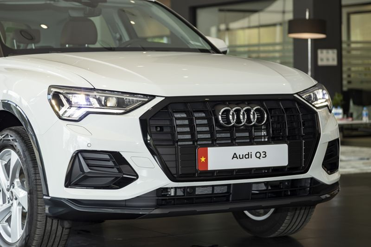 Mẫu xe SUV Audi Q3 2024 giữ nguyên kích thước dài 4.484 mm, rộng 1.849 mm, cao 1.585 mm (tính cả ăng-ten trên nóc xe là 1.616 mm) với khoảng sáng gầm xe cao hơn. Kết hợp với chiều dài cơ sở 2.677 mm – chiếc SUV nhỏ gọn mới rộng rãi và cực kỳ linh hoạt khi sử dụng.