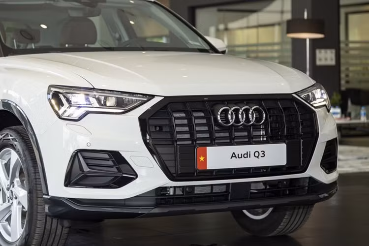 Mẫu xe SUV Audi Q3 2024 giữ nguyên kích thước dài 4.484 mm, rộng 1.849 mm, cao 1.585 mm (tính cả ăng-ten trên nóc xe là 1.616 mm) với khoảng sáng gầm xe cao hơn. Kết hợp với chiều dài cơ sở 2.677 mm – chiếc SUV nhỏ gọn mới rộng rãi và cực kỳ linh hoạt khi sử dụng.