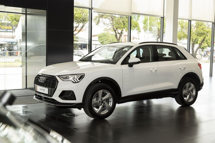 Giống như các mẫu xe Audi tại Việt Nam, Audi Q3 Advanced mới được bảo hành 3 năm không giới hạn km. Các khách hàng có thể liên hệ đến đại lý Audi gần nhất để được tư vấn trực tiếp hoặc hotline 180088861.