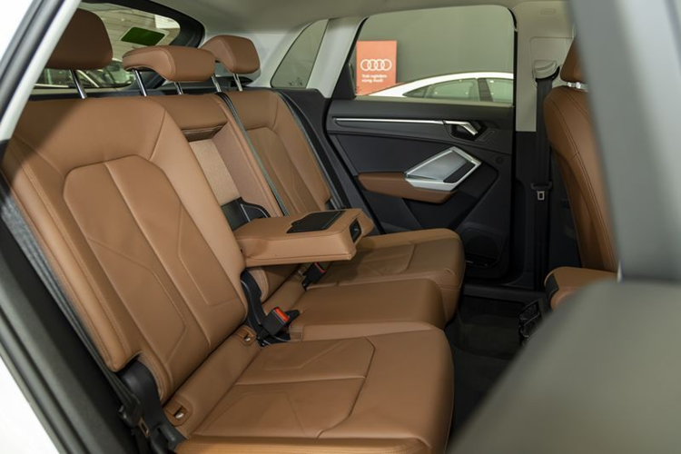 Để thu hút khách hàng, Audi Việt Nam cung cấp thêm các tính năng cho Audi Q3 Advanced vốn chỉ là trang bị tùy chọn ở thị trường quốc tế như một sự ưu đãi thêm dành cho khách hàng của mình như; Chức năng khởi động động cơ bằng nút bấm Start-Stop cùng chìa khóa tiện nghi với tính năng mở cốp chỉ bằng động tác gạt chân.