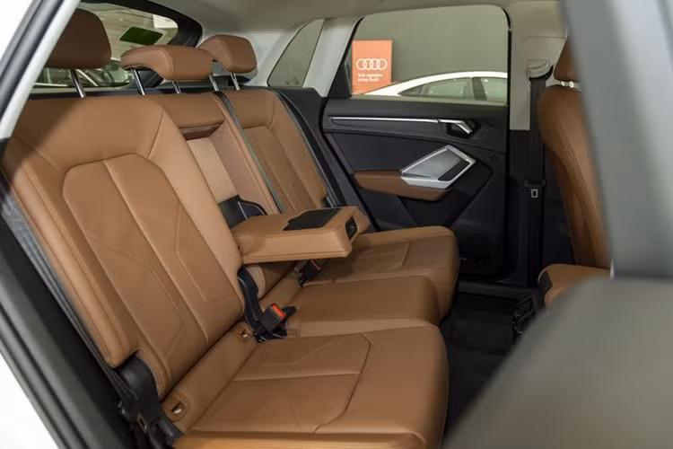 Để thu hút khách hàng, Audi Việt Nam cung cấp thêm các tính năng cho Audi Q3 Advanced vốn chỉ là trang bị tùy chọn ở thị trường quốc tế như một sự ưu đãi thêm dành cho khách hàng của mình như; Chức năng khởi động động cơ bằng nút bấm Start-Stop cùng chìa khóa tiện nghi với tính năng mở cốp chỉ bằng động tác gạt chân.