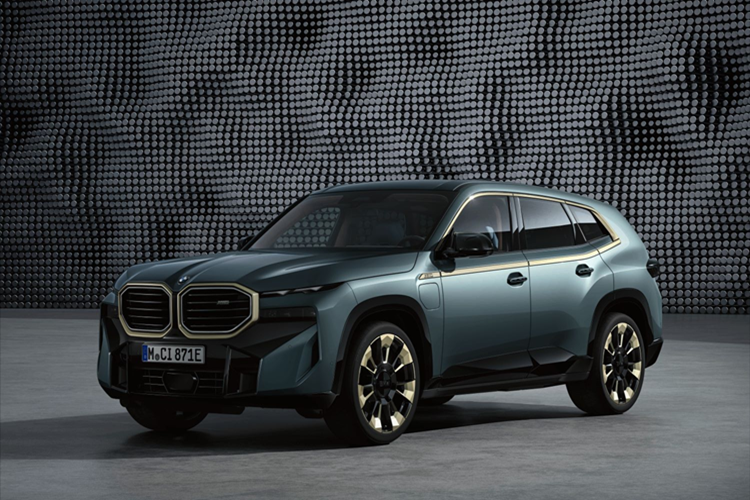 Ngoài động cơ thì bản hybrid 50e không có quá nhiều khác biệt so với XM bản gốc. Điểm dễ phân biệt giữa XM 50e và XM bản thường là bản hybrid có dải đèn chạy dọc viền dưới của cửa sổ bên, ốp crôm hiệu ứng ngọc trai ở lưới tản nhiệt và bộ khuếch tán gió sau cùng ống xả đen bóng viền bạc.