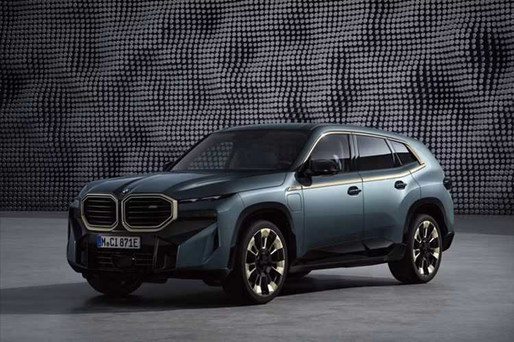 Ngoài động cơ thì bản hybrid 50e không có quá nhiều khác biệt so với XM bản gốc. Điểm dễ phân biệt giữa XM 50e và XM bản thường là bản hybrid có dải đèn chạy dọc viền dưới của cửa sổ bên, ốp crôm hiệu ứng ngọc trai ở lưới tản nhiệt và bộ khuếch tán gió sau cùng ống xả đen bóng viền bạc.