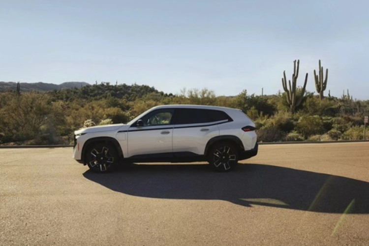 BMW XM hybrid 2024 mới mất 5,1 giây để tăng tốc từ 0-100 km/h trước khi đạt tốc độ tối đa 250 km/h. Sức mạnh động cơ này có vẻ không quá nổi trội cho với BMW XM bản thường. Phiên bản XM gốc sở hữu động cơ V8 mạnh 653 mã lực, có khả năng tăng tốc từ 0-100 km/h chỉ trong 4,3 giây, còn bản Label Red chỉ mất 3,8 giây.