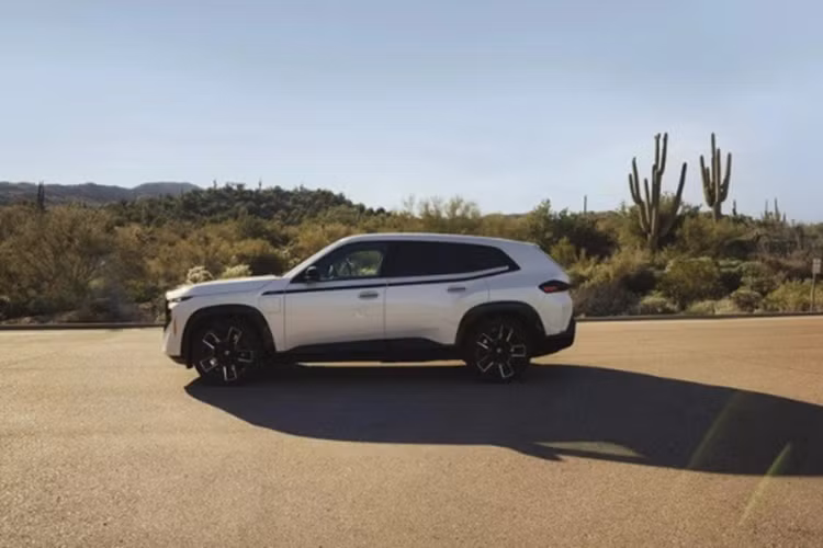 BMW XM hybrid 2024 mới mất 5,1 giây để tăng tốc từ 0-100 km/h trước khi đạt tốc độ tối đa 250 km/h. Sức mạnh động cơ này có vẻ không quá nổi trội cho với BMW XM bản thường. Phiên bản XM gốc sở hữu động cơ V8 mạnh 653 mã lực, có khả năng tăng tốc từ 0-100 km/h chỉ trong 4,3 giây, còn bản Label Red chỉ mất 3,8 giây.