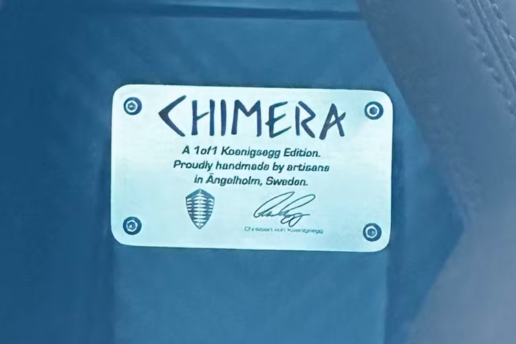 Chính vì thế nên cái tên “Chimera” – mãnh thú trong thần thoại Hy Lạp có nhiều chi tiết lai tạo từ sư tử, rắn hổ mang, cừu núi… đã được lựa chọn để đặt cho chiếc siêu xe hypercar 3-trong-1 này.