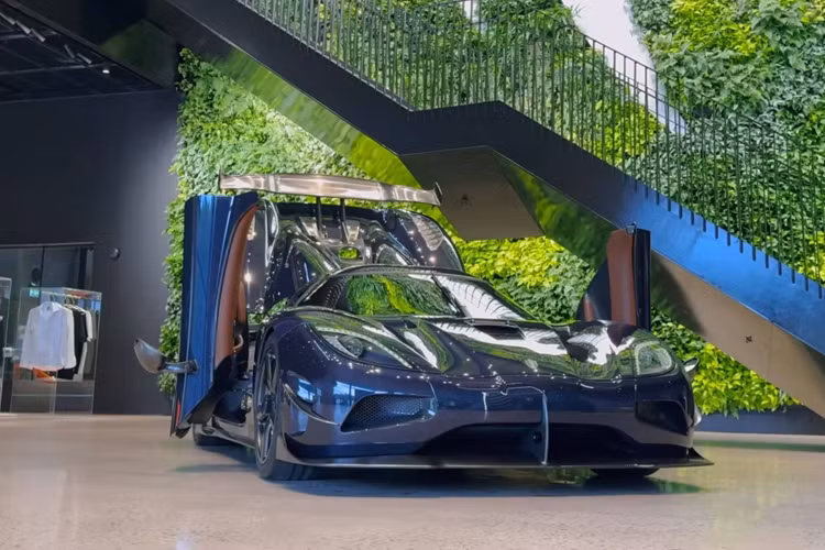 Siêu xe hypercar Chimera độc bản có tên đầy đủ là Koenigsegg Agera RS Chimera 2024 mới. Từ đó, dễ dàng suy ra rằng mẫu xe này được thiết kế dựa trên nền tảng sẵn có của chiếc Agera RS, hoặc là một phiên bản đặc biệt của dòng xe này. Cụ thể hơn, nó chính là chiếc Agera RS mang số khung #7132 thuộc sở hữu của ông Ben Sulayem.