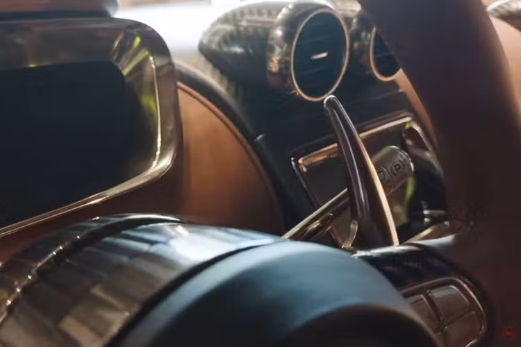 Cùng với đó, bộ hộp số tự động 9 cấp với cơ chế ESS và khả năng giả lập số sàn 6 cấp của CC850 cũng được đưa qua. Tuy nhiên khi ứng dụng trên chiếc Agera RS này, sau vô-lăng xe được bổ sung thêm cặp lẫy chuyển số, vốn không xuất hiện trên CC850 nhưng lại có trên Jesko.