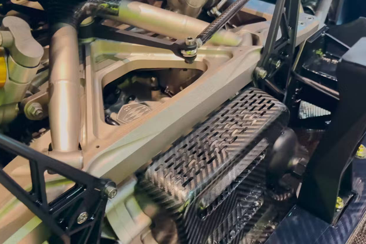 Xe cũng được trang bị bộ mâm khí động học AirCore bằng sợi carbon quen thuộc của Koenigsegg, đi kèm hệ thống ống xả thể thao hoàn toàn mới. Khối lượng của xe được giảm 175 kg so với nguyên bản, đạt mức 1.220 kg, trở nên nhẹ hơn 200 kg so với Jesko.