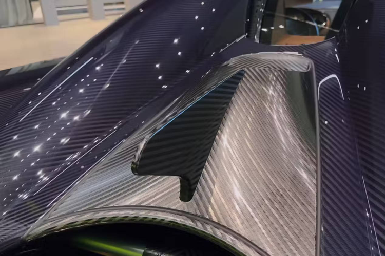 Ngoại thất xe vẫn giữ lại hầu hết những gì làm nên đặc trưng cho Agera RS, đó là kiểu dáng đậm chất khí động học được bổ sung thêm cửa gió vào khoang động cơ đi kèm vây cá mập và cùm phanh đổi màu từ đen sang bạc.