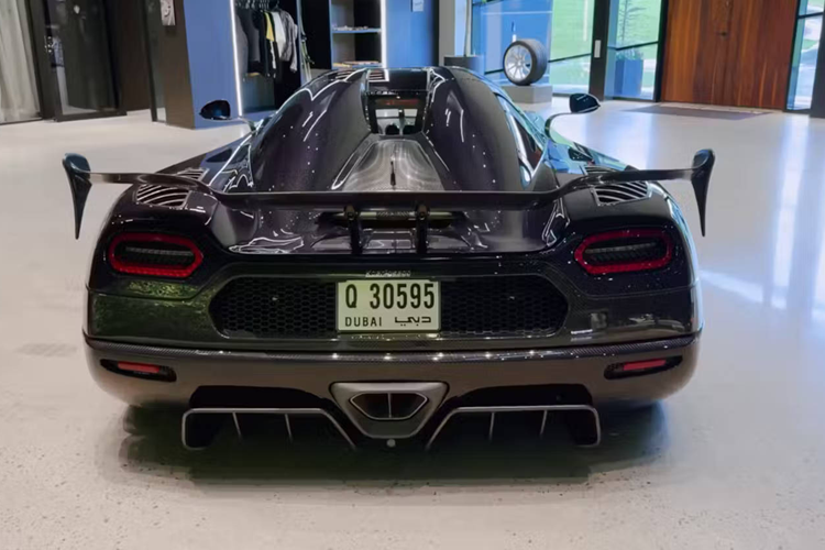 Koenigsegg từng giới thiệu Agera RS lần đầu vào năm 2015 với giá khởi điểm 2,5 triệu USD (63,5 tỷ đồng) và số lượng giới hạn chỉ 25 chiếc. Chi phí để biến Agera RS thành Koenigsegg Chimera không được hãng tiết lộ, chỉ biết rằng điều này sẽ không bao giờ lặp lại trên bất cứ mẫu Koenigsegg nào khác, nhằm đảm bảo sự độc đáo cho khách hàng.
