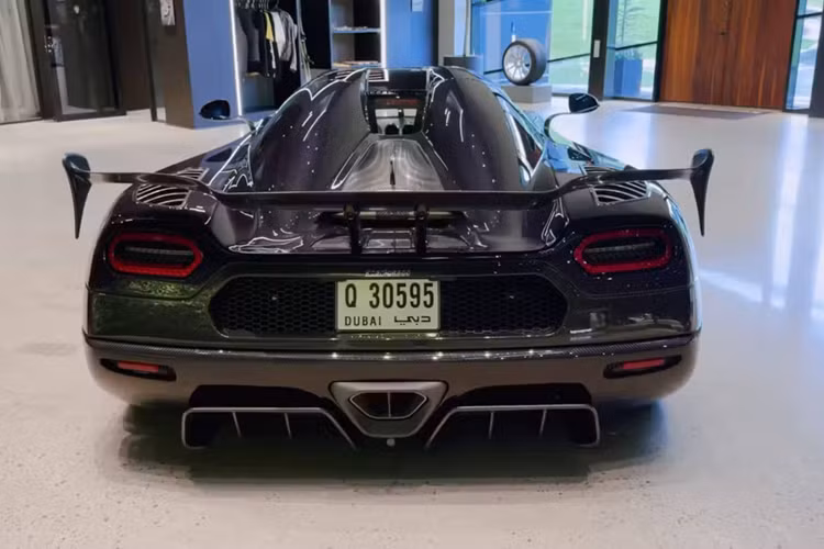 Koenigsegg từng giới thiệu Agera RS lần đầu vào năm 2015 với giá khởi điểm 2,5 triệu USD (63,5 tỷ đồng) và số lượng giới hạn chỉ 25 chiếc. Chi phí để biến Agera RS thành Koenigsegg Chimera không được hãng tiết lộ, chỉ biết rằng điều này sẽ không bao giờ lặp lại trên bất cứ mẫu Koenigsegg nào khác, nhằm đảm bảo sự độc đáo cho khách hàng.
