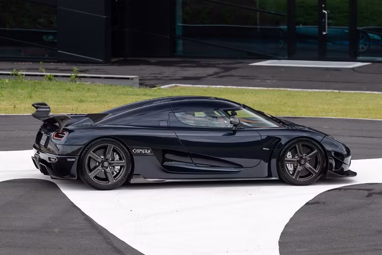 Tương tự như vậy, nội thất xe không thay đổi quá nhiều so với Agera RS nguyên bản. Bộ ghế thể thao kiểu bucket seat bọc da cao cấp màu nâu vẫn còn đó, tuy nhiên bảng đồng hồ được nâng cấp lên loại Smart Cluster hiện đại hơn. Các huy hiệu Agera RS cũng đã được thay thế bằng Chimera tại nhiều vị trí.