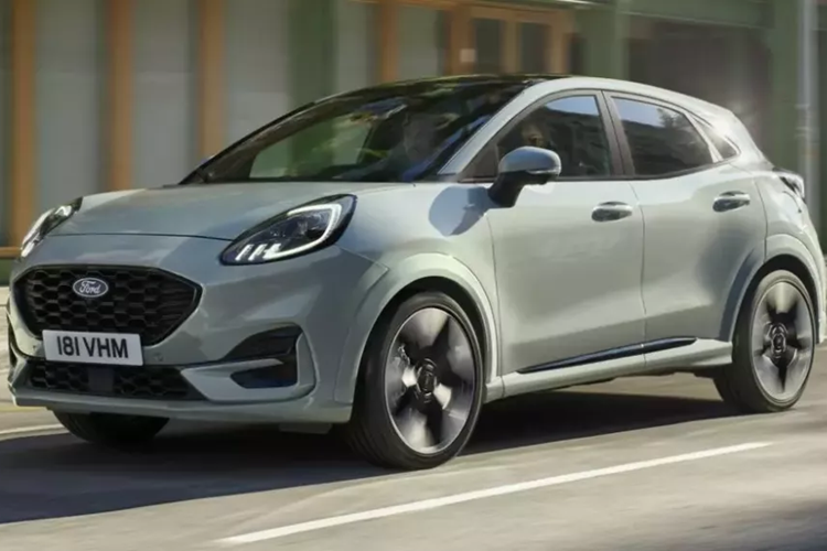 Ford Puma 2024 nâng cấp được trang bị tạo hình mới bên trong cụm đèn pha LED. Trong đó, đèn pha với công nghệ Dynamic Matrix LED là trang bị tùy chọn của mẫu SUV cỡ B này. Tiếp đến là lưới tản nhiệt cải tiến và logo của hãng Ford được thay đổi vị trí khiến Puma mới trông giống người anh em Fiesta đã bị "khai tử".