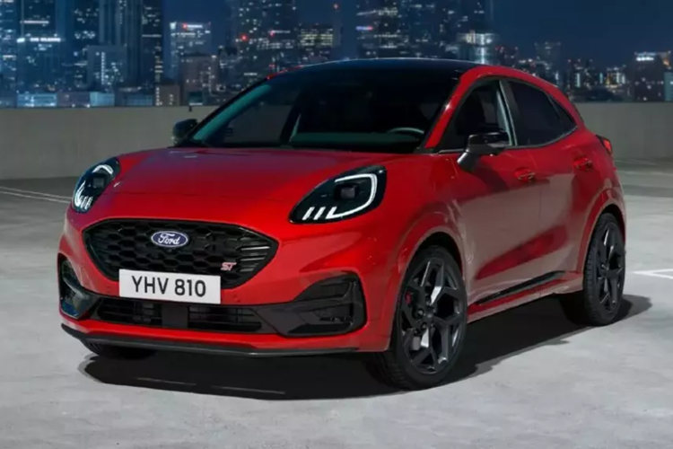 Giá xe Ford Puma 2024 nâng cấp hiện chưa được công bố. Trong năm 2023, Ford Puma là mẫu xe bán chạy nhất tại thị trường Anh với doanh số cộng dồn đạt 49.591 xe, tăng 41% so với năm 2022. Đây là vị trí từng thuộc về Ford Fiesta - mẫu xe đã bị "khai tử" tại châu Âu trong năm 2023.