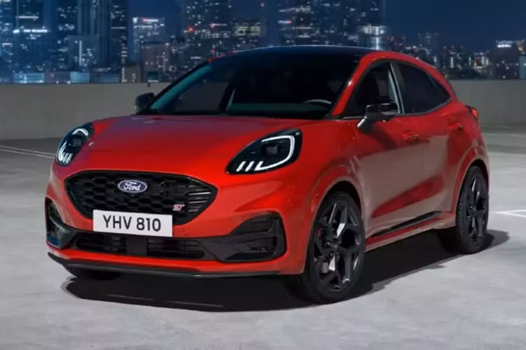 Giá xe Ford Puma 2024 nâng cấp hiện chưa được công bố. Trong năm 2023, Ford Puma là mẫu xe bán chạy nhất tại thị trường Anh với doanh số cộng dồn đạt 49.591 xe, tăng 41% so với năm 2022. Đây là vị trí từng thuộc về Ford Fiesta - mẫu xe đã bị "khai tử" tại châu Âu trong năm 2023.