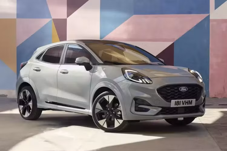 Mẫu SUV Ford Puma cỡ B đã lần đầu tiên trình làng vào năm 2019. Sau hơn 4 năm, hãng Ford mới tung ra phiên bản nâng cấp giữa vòng đời của mẫu xe này ở thị trường châu Âu. Bên ngoài, mẫu SUV nhỏ nhất của thương hiệu Ford ở châu Âu trông không khác biệt quá nhiều so với phiên bản cũ.