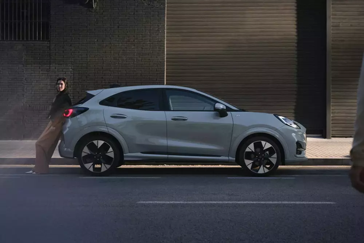 Vào cuối năm nay, xe sẽ được bổ sung phiên bản thuần điện mới mang tên Ford Puma Gen-E. Ngoài động cơ, Puma Gen-E còn có bộ body kit khác biệt và lưới tản nhiệt đóng kín. Tại thị trường châu Âu, Ford Puma 2024 có 4 bản trang bị, bao gồm Titanium, ST-Line, ST-Line X và ST.