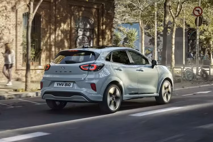 Ngoài ra, xe còn có thêm màu sơn ngoại thất mới là xám Cactus Grey. So với ngoại thất, nội thất của Ford Puma 2024 có nhiều điểm mới đáng chú ý hơn. Trong đó, nổi bật nhất là màn hình cảm ứng trung tâm cỡ lớn hơn với kích thước 12 inch, tích hợp hệ thống thông tin giải trí SYNC 4 mới nhất của hãng Ford.