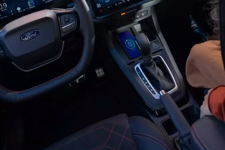 Thay đổi tiếp theo của Ford Puma 2024 là gói công nghệ an toàn chủ động ADAS nâng cấp. Gói này được bổ sung hệ thống kiểm soát hành trình thích ứng với tính năng Lane Centering và Predictive Speed Assist mới. Lane Centering là tính năng đưa xe vào giữa làn đường. 