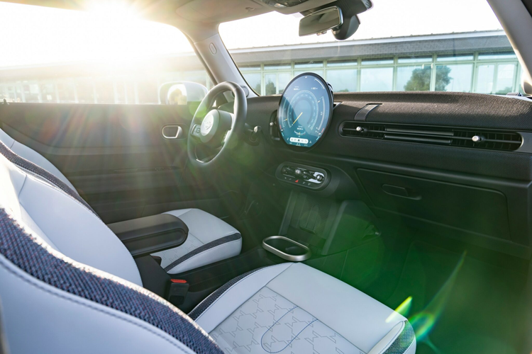 Với kích thước bên ngoài nhỏ gọn, mẫu xe ba cửa cổ điển của MINI mang lại niềm vui lái xe tối đa cùng thiết kế mang tính khí động học, vào cua linh hoạt với khả năng xử lý ấn tượng.