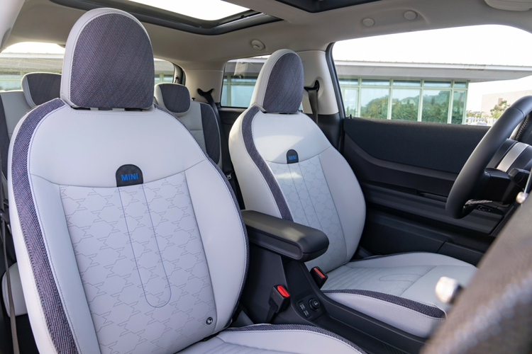 Mẫu xe còn được trang bị với nhiều hệ thống hỗ trợ người lái giúp tăng độ an toàn và thoải mái như chức năng Thoát hiểm An toàn giám sát khu vực xung quanh xe đang đỗ và cảnh báo những người tham gia giao thông đang đến gần trước khi cửa mở.