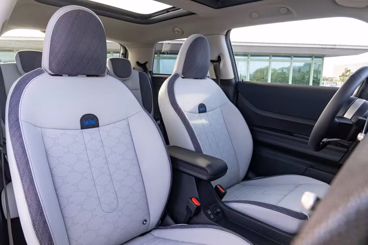 Mẫu xe còn được trang bị với nhiều hệ thống hỗ trợ người lái giúp tăng độ an toàn và thoải mái như chức năng Thoát hiểm An toàn giám sát khu vực xung quanh xe đang đỗ và cảnh báo những người tham gia giao thông đang đến gần trước khi cửa mở.