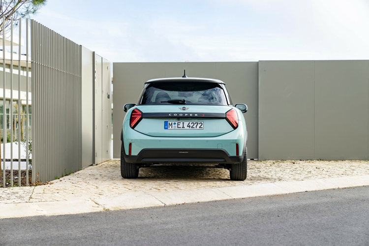 Tính năng hỗ trợ đỗ xe tiêu chuẩn sẽ tự động nhận dạng chỗ đỗ xe và thực hiện quy trình đỗ xe tự động chỉ bằng một nút nhấn. Xe còn được trang bị thêm trợ lý giọng nói chính thức đầu tiên của thương hiệu giúp người dùng có thể dễ dàng tương tác với xe hơn.