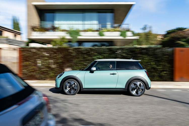 Về nội thất, mẫu MINI Cooper S thế hệ mới trở nên nổi bật hơn với các chi tiết trang bị có độ hoàn thiện cao cùng những vật liệu thân thiện với môi trường. Với Classic Trim, phần mui xe và ốp gương sẽ được trang bị màu sắc khác biệt nhằm tạo vẻ tương phản đẹp hơn.