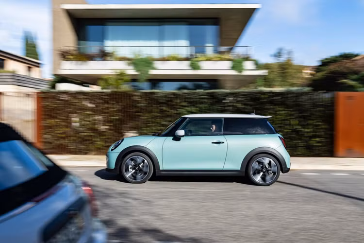 Về nội thất, mẫu MINI Cooper S thế hệ mới trở nên nổi bật hơn với các chi tiết trang bị có độ hoàn thiện cao cùng những vật liệu thân thiện với môi trường. Với Classic Trim, phần mui xe và ốp gương sẽ được trang bị màu sắc khác biệt nhằm tạo vẻ tương phản đẹp hơn.