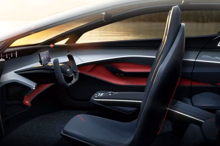 Người dùng có thể kiểm soát các cài đặt khác nhau của xe thông qua điện thoại, điện thoại này cũng có thể hiển thị thông tin quan trọng khi được gắn vào đế chẳng hạn như mức pin, tốc độ, đèn báo rẽ cùng nhiều tính năng khác. Nội thất tối giản của xe mang lại cảm giác thư giãn, sang trọng so với ngoại thất góc cạnh.