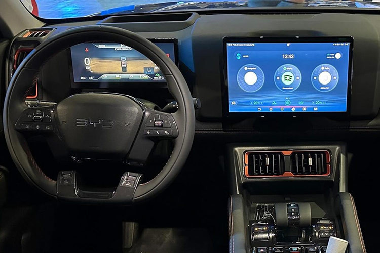 Chiếc bán tải hybrid BYD Shark 2025 có thể chở hàng lên đến 835 kg và có thể tích thùng là 1.450 lít. Ngoài ra, xe còn có khả năng kéo 2.500 kg.