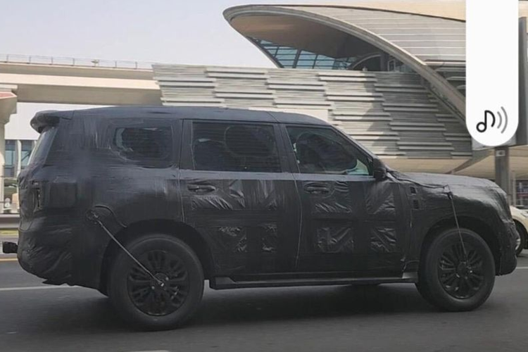 Nội thất xe cũng được bổ sung nhiều trang bị xịn sò, hứa hẹn đủ sức cạnh tranh với Land Cruiser 300 Series. Về khả năng vận hành, mẫu SUV cao cấp nhất của Nissan đã được xác nhận sẽ sử dụng động cơ xăng V6 tăng áp kép 3.5L, thay thế cho máy V8 5.6L ở thế hệ trước. 