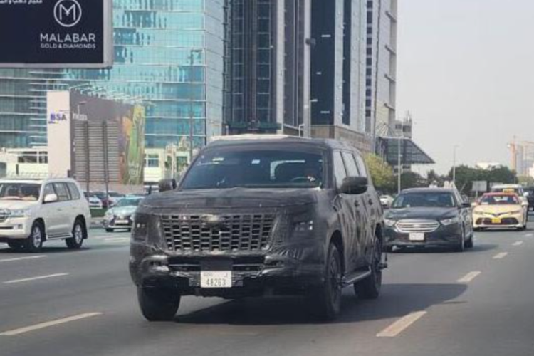 Mẫu SUV này cũng sẽ được giới thiệu tại các thị trường Úc, châu Á hay Trung Đông sát khoảng thời gian nói trên. Trước đó, Nissan Patrol 2025 mới cũng đã nhiều lần bị bắt gặp chạy thử. Xe sở hữu kích thước lớn hơn thế hệ trước và thiết kế hiện đại hầm hố. 