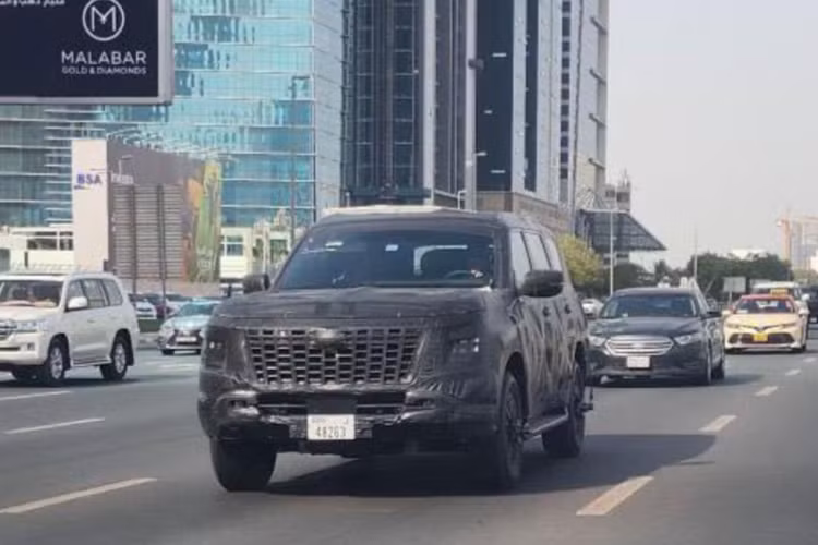 Mẫu SUV này cũng sẽ được giới thiệu tại các thị trường Úc, châu Á hay Trung Đông sát khoảng thời gian nói trên. Trước đó, Nissan Patrol 2025 mới cũng đã nhiều lần bị bắt gặp chạy thử. Xe sở hữu kích thước lớn hơn thế hệ trước và thiết kế hiện đại hầm hố. 