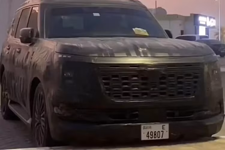 Tham khảo từ Infiniti QX80, động cơ mới có công suất 450 mã lực và mô-men xoắn 698 Nm. Những con số này cao hơn đáng kể so với đối thủ Toyota Land Cruiser 300 (sức mạnh đạt 409 mã lực/650 Nm).