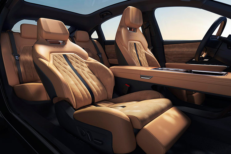 Nổi bật là màn hình giải trí cảm ứng kích thước 14,6 inch đặt giữa mặt taplo và bảng đồng hồ kỹ thuật số 10,2 inch. Một số trang bị nổi bật khác còn bao gồm đèn LED nội thất 64 màu, hệ thống âm thanh 14 loa Sony và ghế trước không trọng lực.