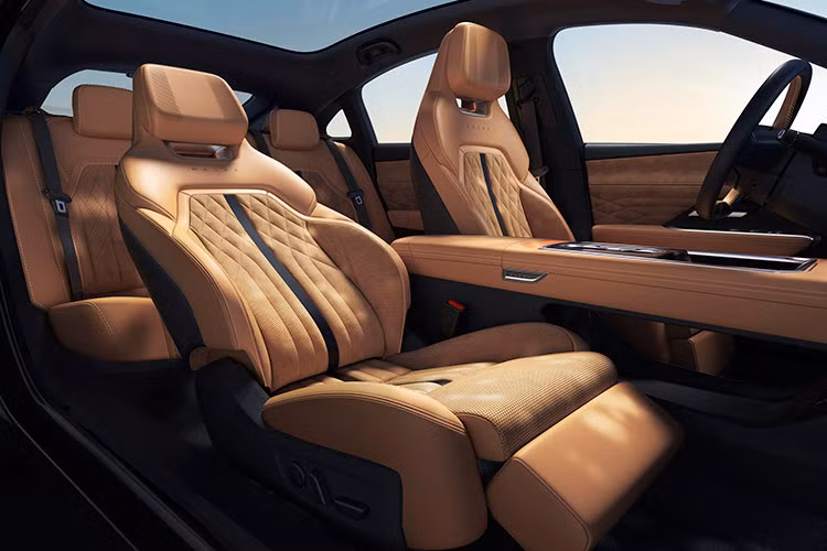 Nổi bật là màn hình giải trí cảm ứng kích thước 14,6 inch đặt giữa mặt taplo và bảng đồng hồ kỹ thuật số 10,2 inch. Một số trang bị nổi bật khác còn bao gồm đèn LED nội thất 64 màu, hệ thống âm thanh 14 loa Sony và ghế trước không trọng lực.